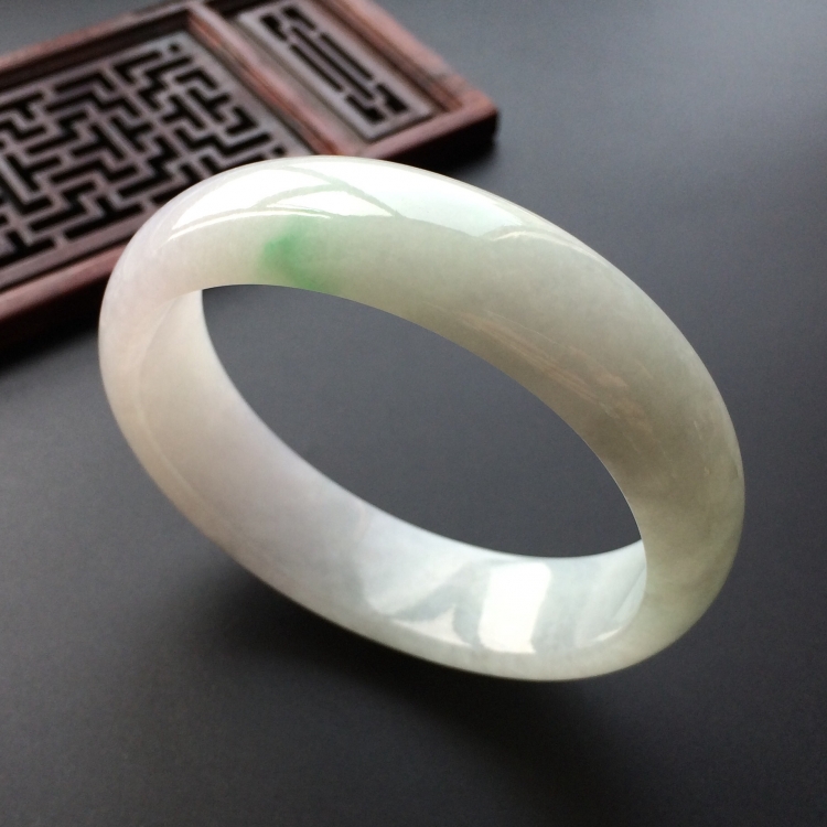 (超值推荐)糯冰种淡春带彩贵妃镯(57.8mm-50.6mm)