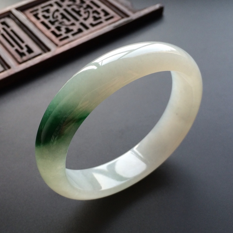 (超值推荐)糯冰种飘绿花贵妃镯(54.4mm-47.5mm)