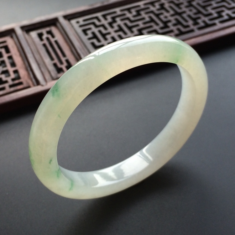 (超值推荐)糯冰种飘绿花贵妃镯(51.5mm-44.8mm)