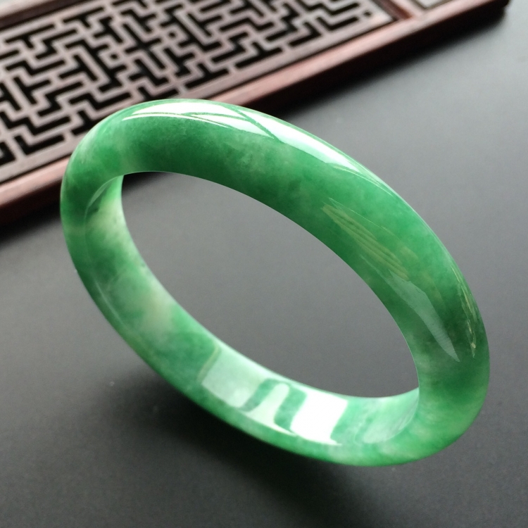 (超值推荐)糯冰种翠色贵妃镯(55mm-48mm)