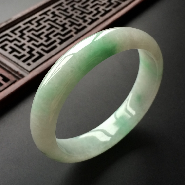 (超值推荐)糯冰种飘翠贵妃镯(54mm-47.5mm)
