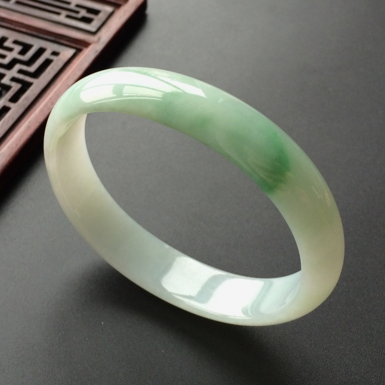(超值推荐)糯冰种飘翠贵妃镯(54.3mm-45.8mm)