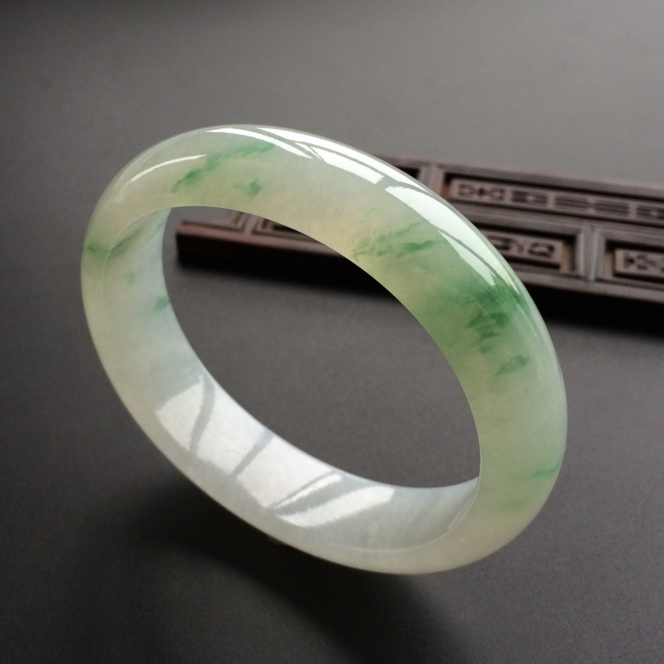(超值推荐)糯冰种飘花贵妃镯(53.6mm-47mm)