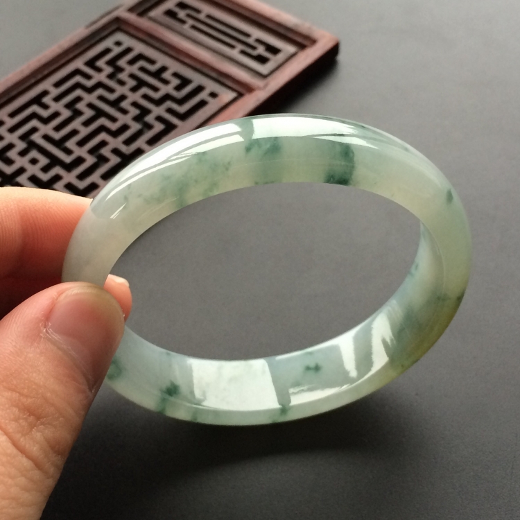 (超值推荐)糯冰种飘花略带黄翡贵妃镯(56.3mm-50mm)