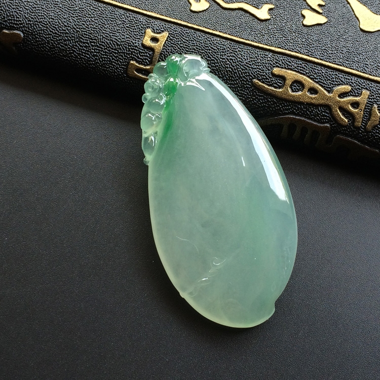 冰种略飘翠福瓜挂件