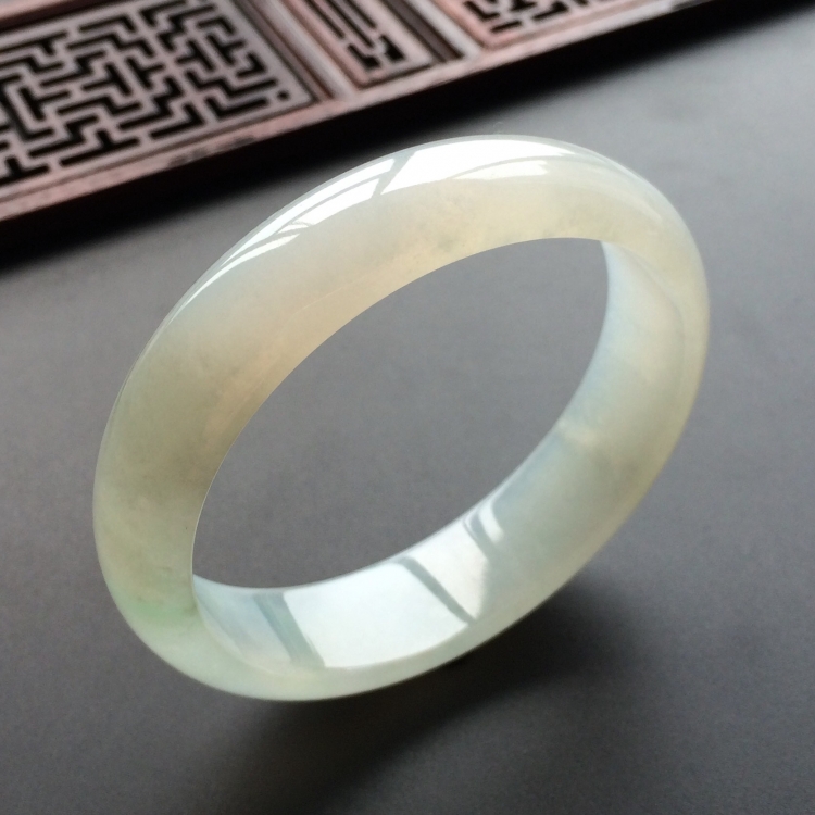 (超值推荐)糯冰种晴水/略飘花贵妃镯(一对)(54.6mm-47.6mm/56.5mm-50.4mm)