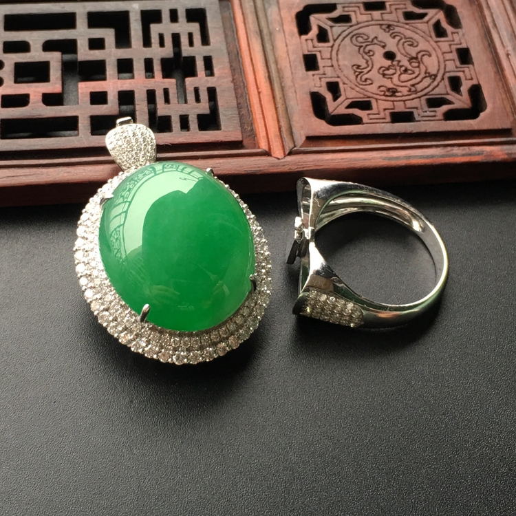 (超值推荐)糯冰种阳绿镶白金钻石戒指/胸坠两用