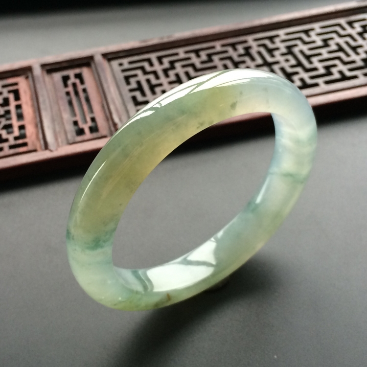 (超值推荐)冰种飘花带黄翡贵妃镯(55.4mm-48.3mm)