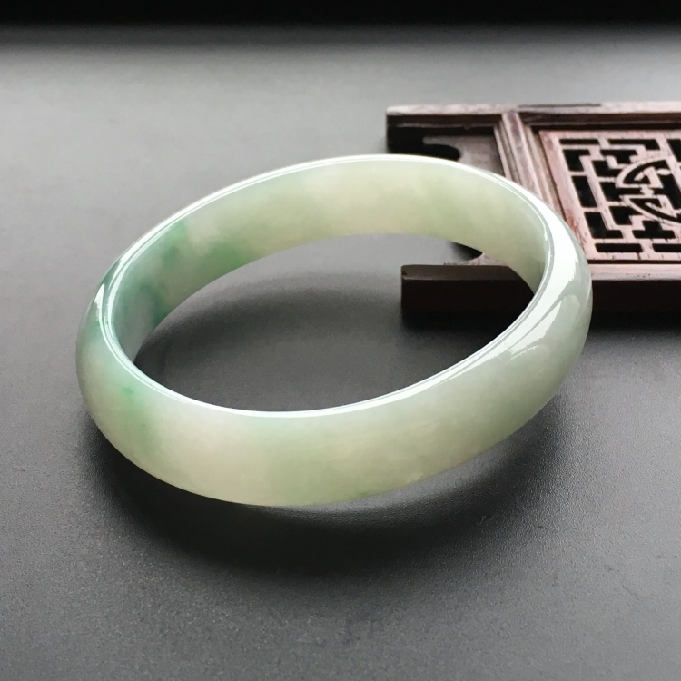 (超值推荐)糯冰种飘花贵妃镯(57.2mm-49.4mm)