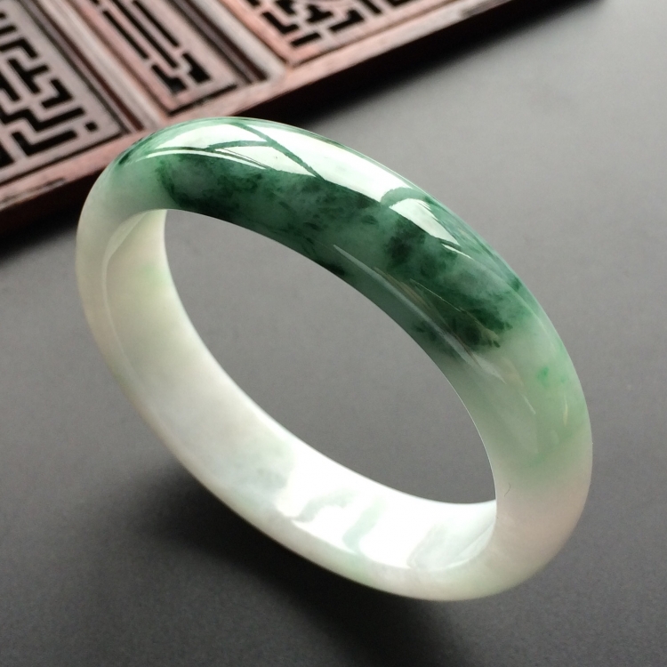 (超值推荐)糯冰种飘花贵妃镯(52.2mm-46.5mm)