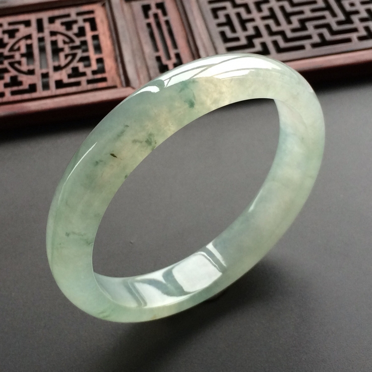 (超值推荐)冰种略飘花贵妃镯(55.4mm-50.3mm)