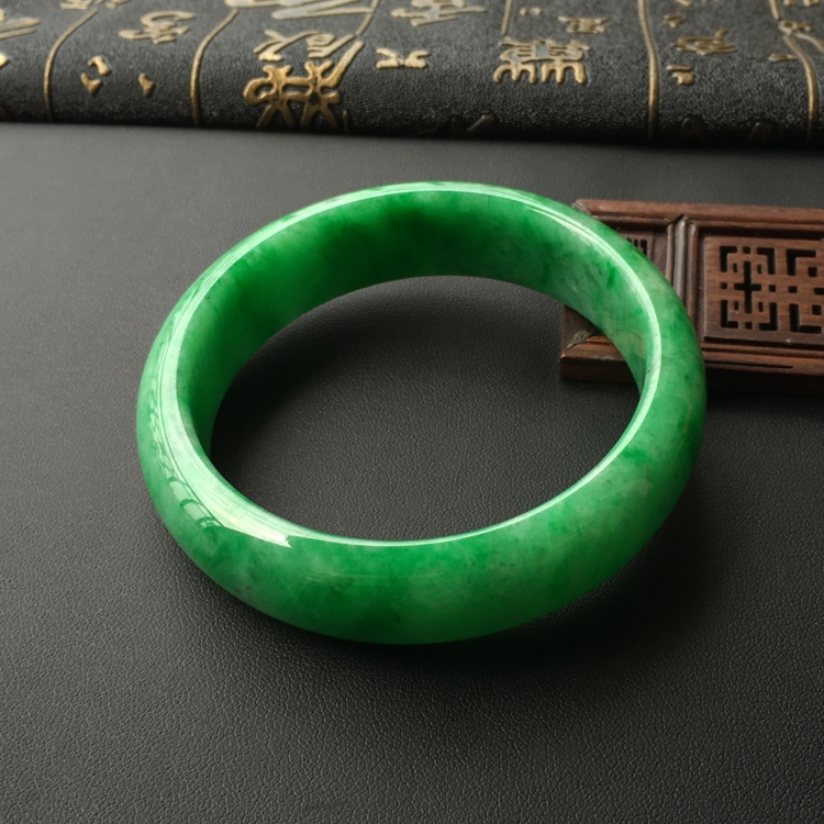 (超值推荐)糯冰种阳绿手镯(59.4mm)