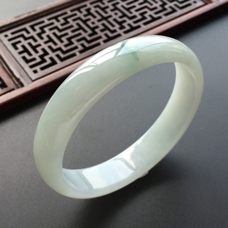 (超值推荐)糯冰种略飘花贵妃镯(57.3mm-59.6mm)