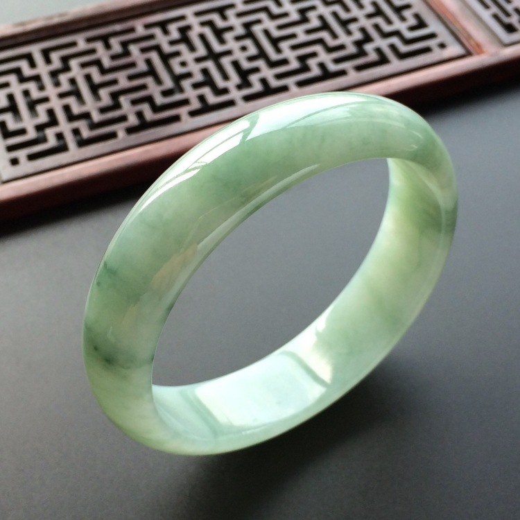 (超值推荐)糯冰种飘花贵妃镯(56mm-50.7mm)