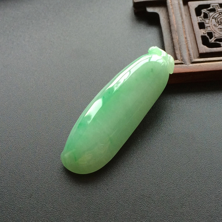 (超值推荐)糯冰种略飘翠福瓜挂件
