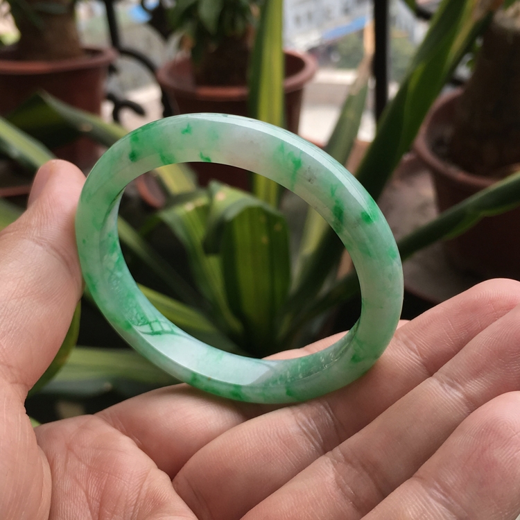 (超值推荐)糯冰种阳绿手镯(51mm)