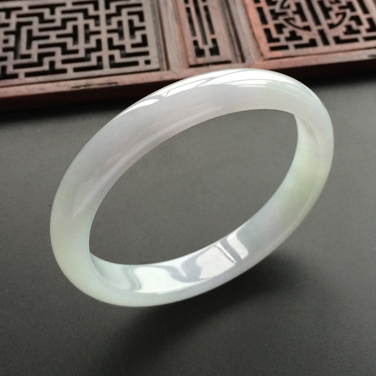 (超值推荐)糯冰种晴水贵妃镯(55.2mm-46.1mm)
