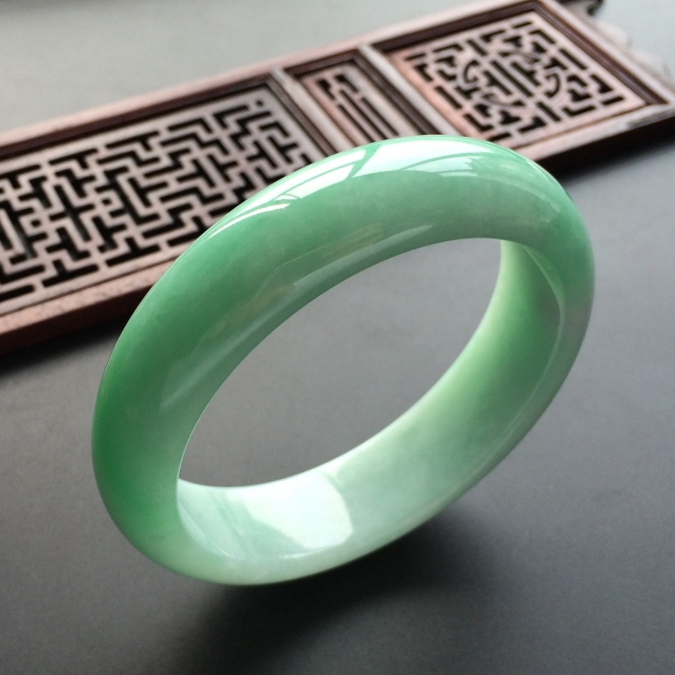(超值推荐)糯冰种豆绿手镯(59.8mm)