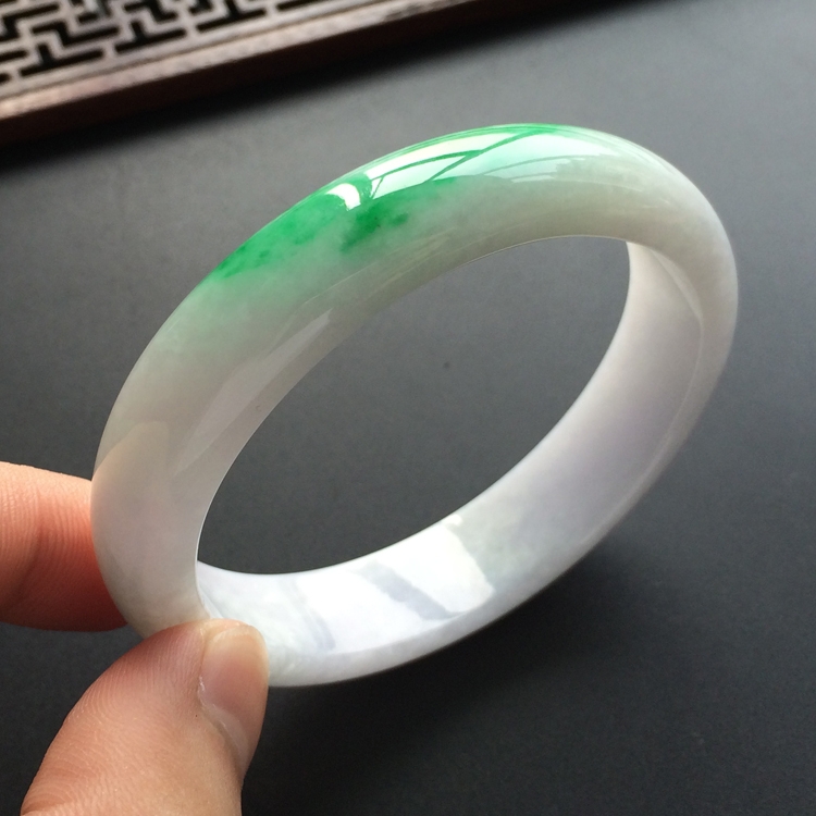 (超值推荐)糯冰种淡春带彩贵妃镯(58mm-50.2mm)