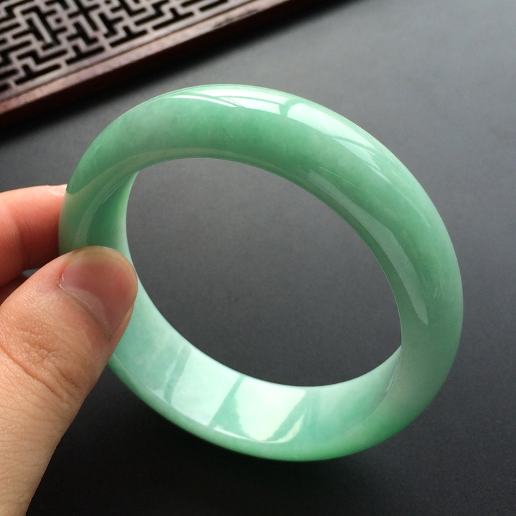 (超值推荐)糯冰种豆绿手镯(57.8mm)