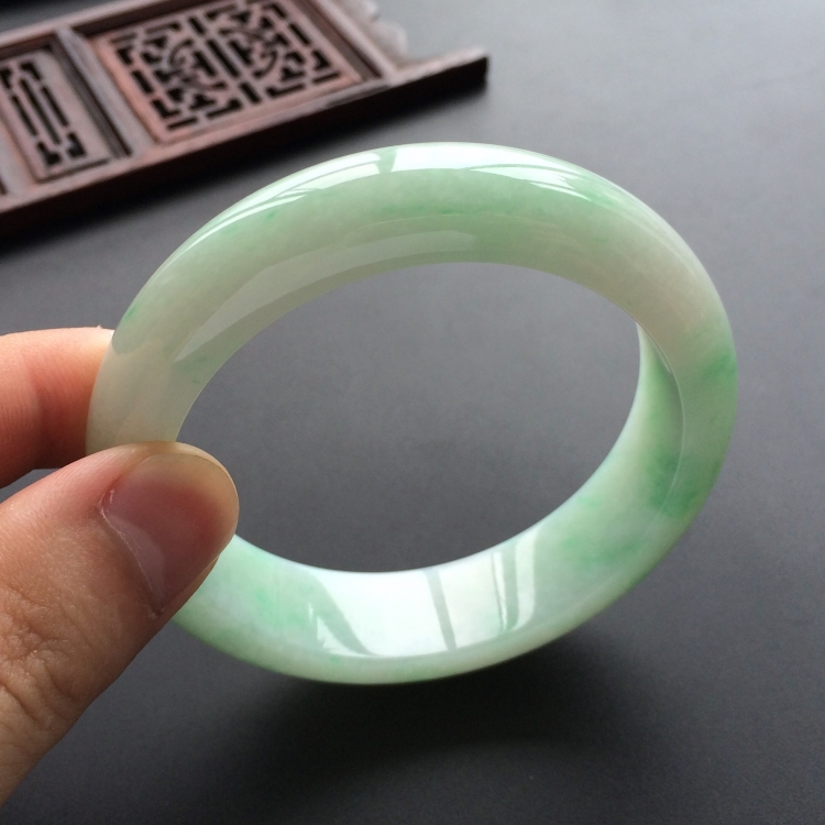 (超值推荐)糯冰种飘翠手镯(56.6mm)