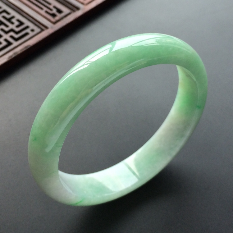 (超值推荐)糯冰种飘翠手镯(57mm)