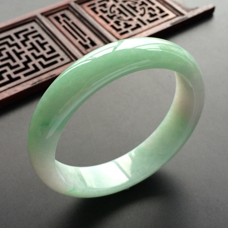 (超值推荐)糯冰种飘翠手镯(56.8mm)