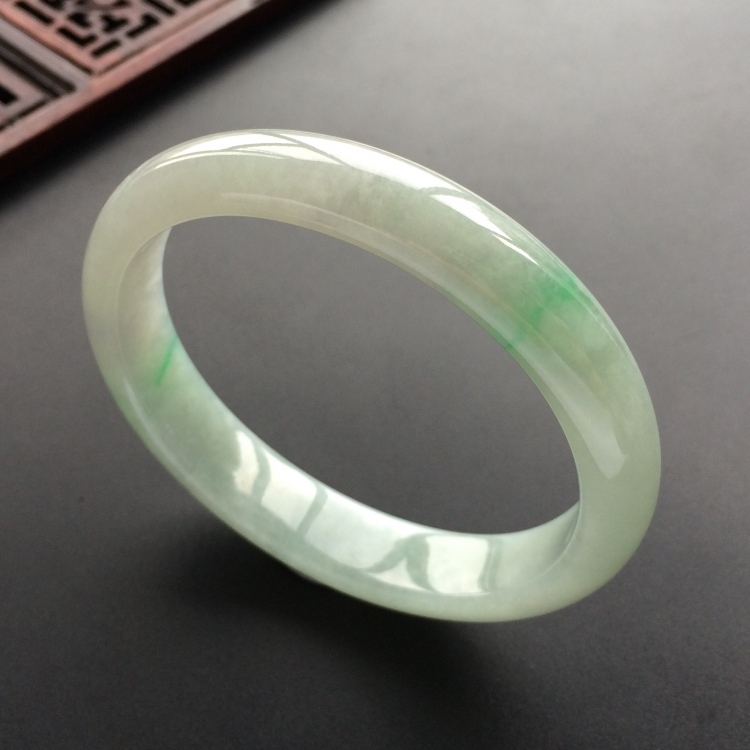 (超值推荐)糯冰种略飘翠贵妃镯(54.1mm-47mm)