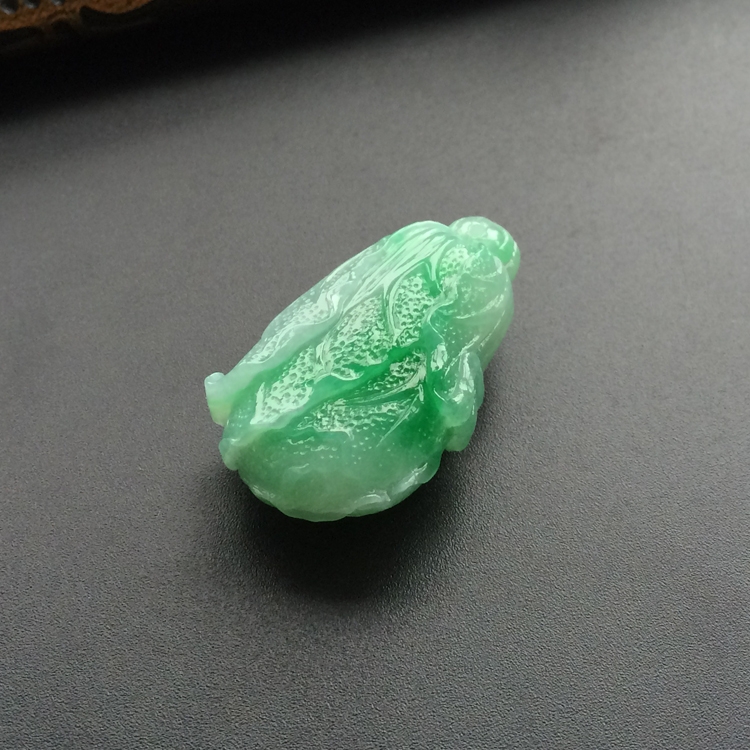 (超值推荐)糯冰种飘翠白菜挂件