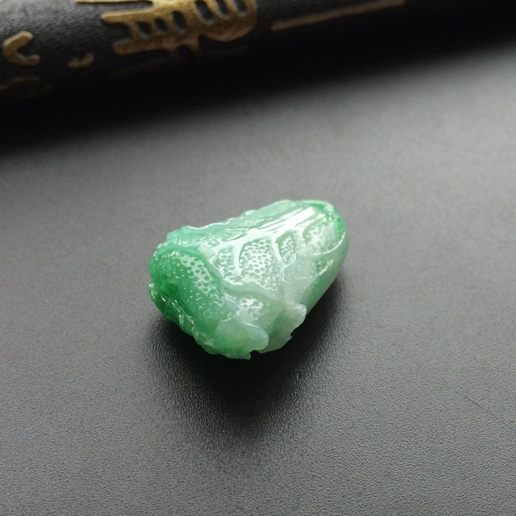(超值推荐)糯冰种飘翠白菜挂件