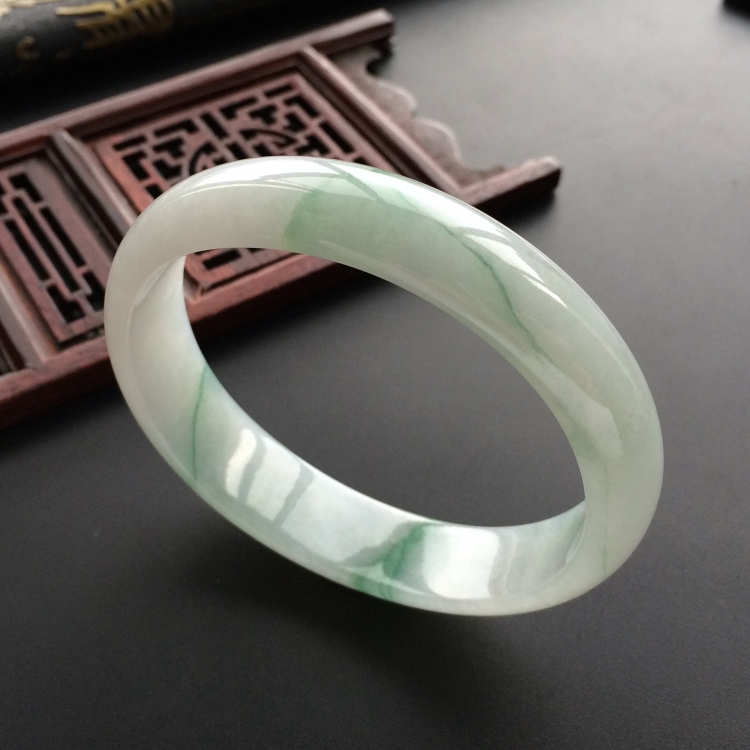 (超值推荐)糯冰种飘花贵妃镯(57.2mm-50mm)