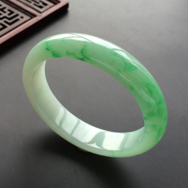 (超值推荐)糯冰种飘翠贵妃镯(53.8mm-46.8mm)
