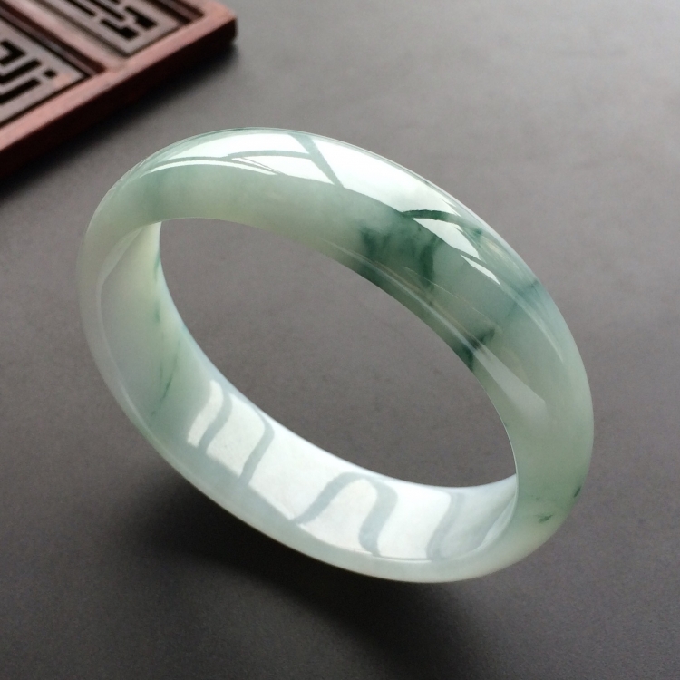 (超值推荐)糯冰种飘花贵妃镯(54mm-47mm)