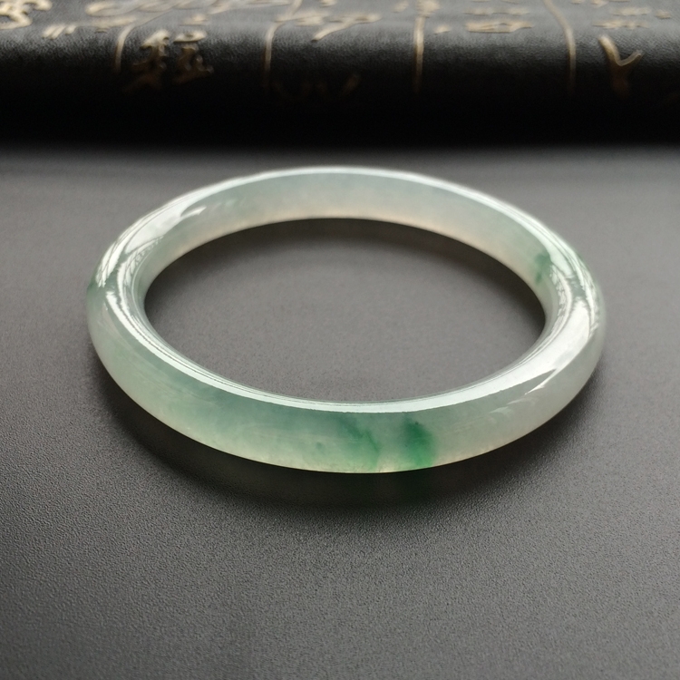 (超值推荐)冰种飘绿花贵妃镯(55.8mm-49.2mm)