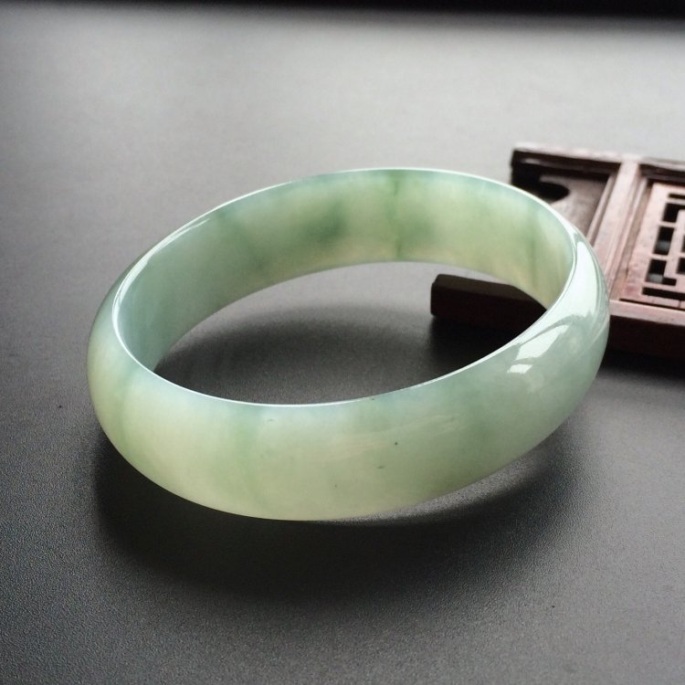 (超值推荐)糯冰种飘花贵妃镯(57mm-51mm)