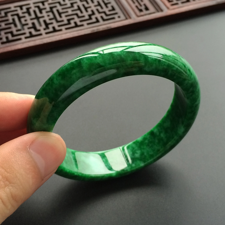 (超值推荐)糯冰种阳绿手镯(56.2mm)