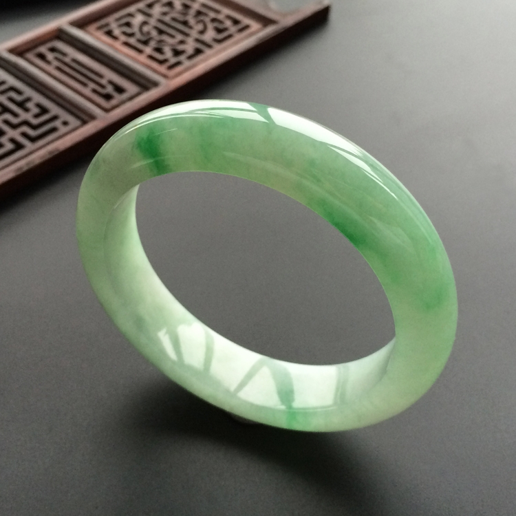 (超值推荐)糯冰种飘翠手镯(53.8mm)