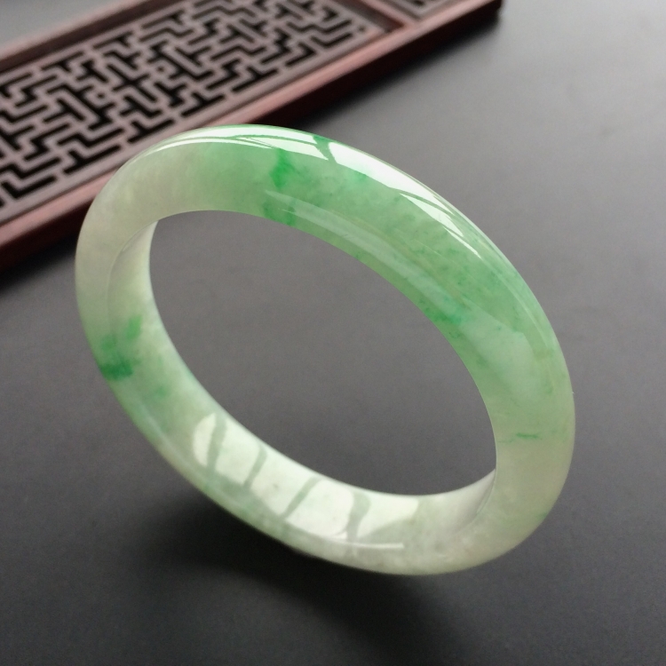 (超值推荐)糯冰种飘翠手镯(52.8mm)