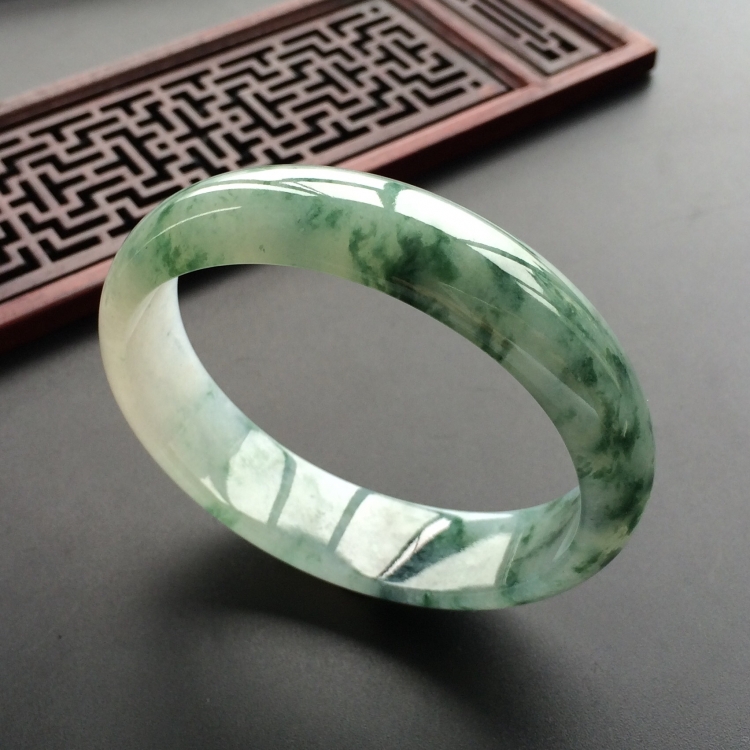 (超值推荐)糯冰种飘花贵妃镯(58mm-51mm)