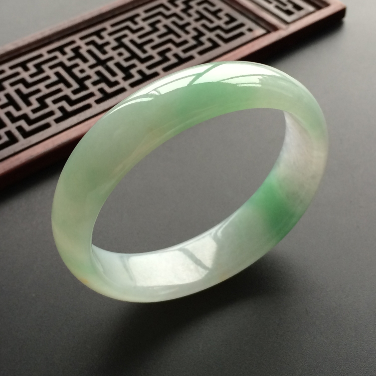 (超值推荐)糯冰种飘翠略带黄花贵妃镯(54.6mm-48.1mm)