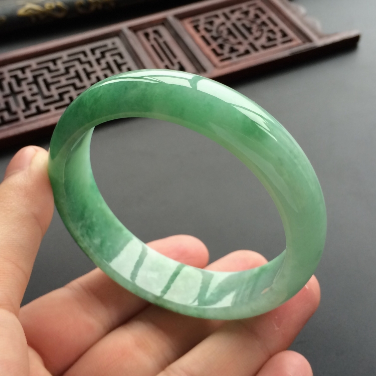 (超值推荐)糯冰种翠色手镯(56.2mm)