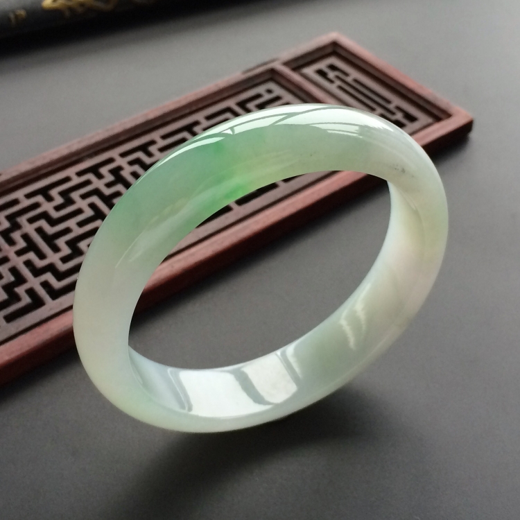 (超值推荐)糯冰种略飘翠手镯(58mm)