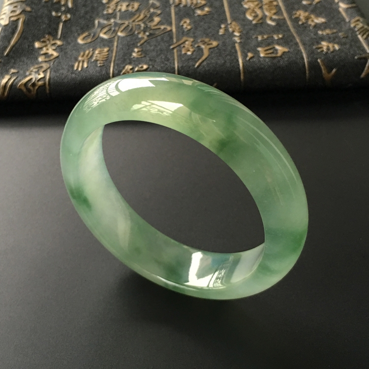 (超值推荐)冰种绿晴水飘花手镯(56.8mm)