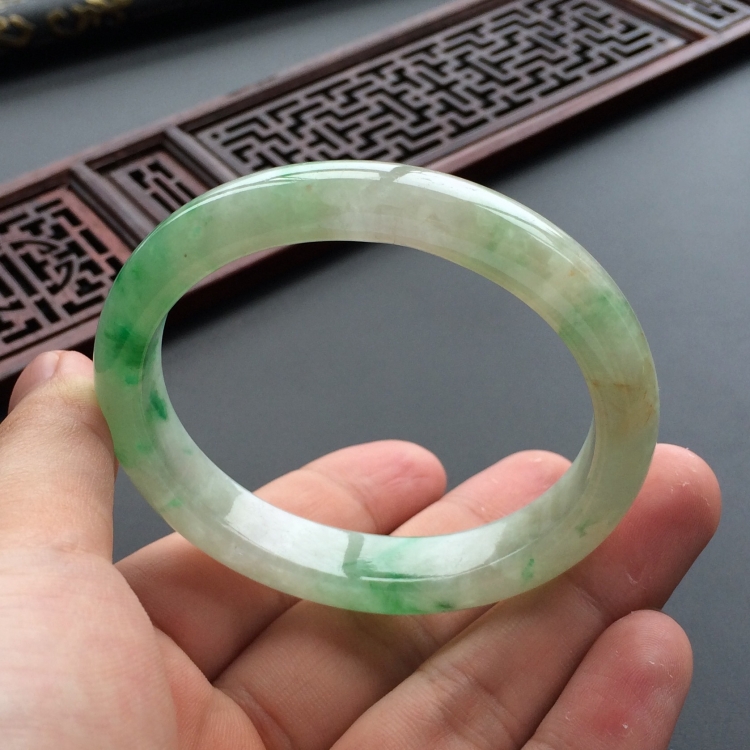 (超值推荐)糯冰种飘翠贵妃镯(55mm-47.7mm)
