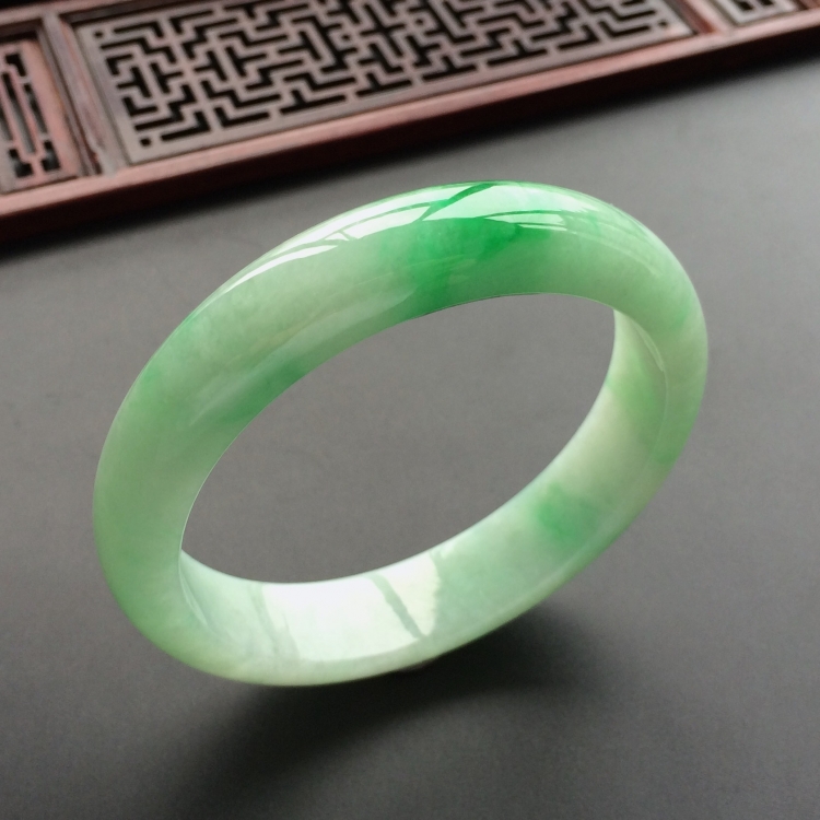 (超值推荐)糯冰种飘翠手镯(59mm)