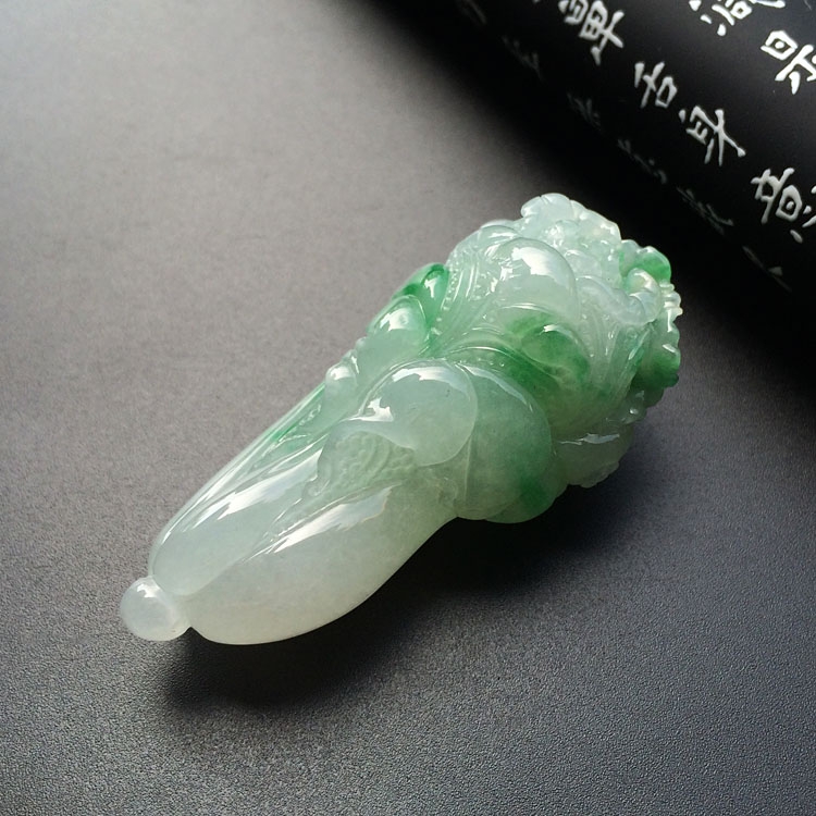 糯冰种飘翠白菜挂件