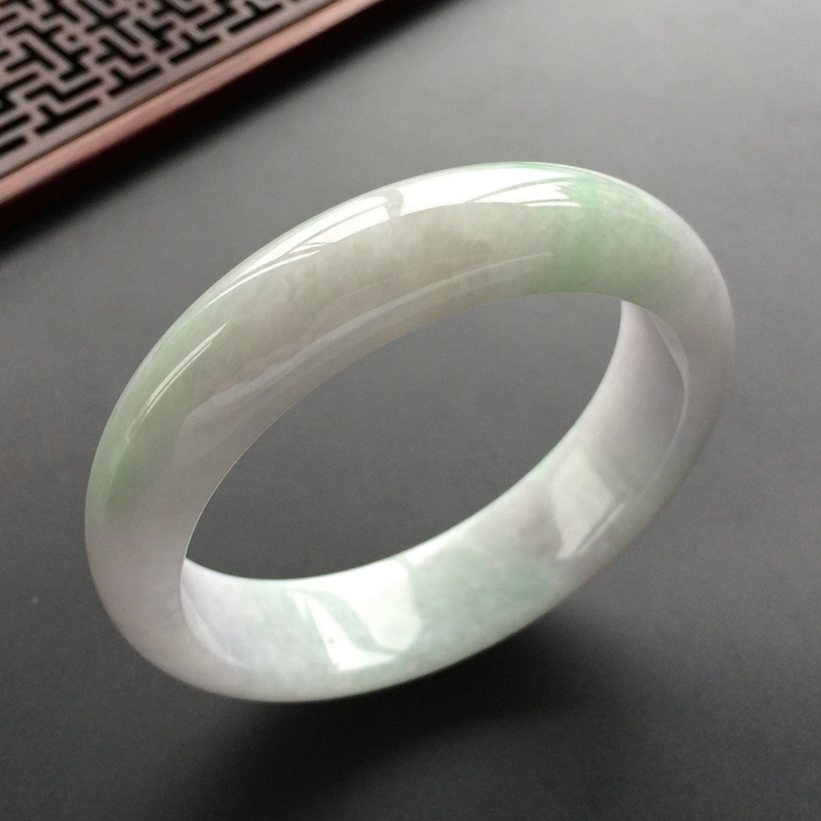(超值推荐)糯冰种淡春带彩手镯(56.5mm)