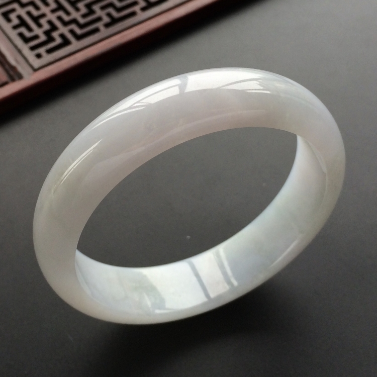 (超值推荐)糯冰种淡晴水手镯(55.5mm)