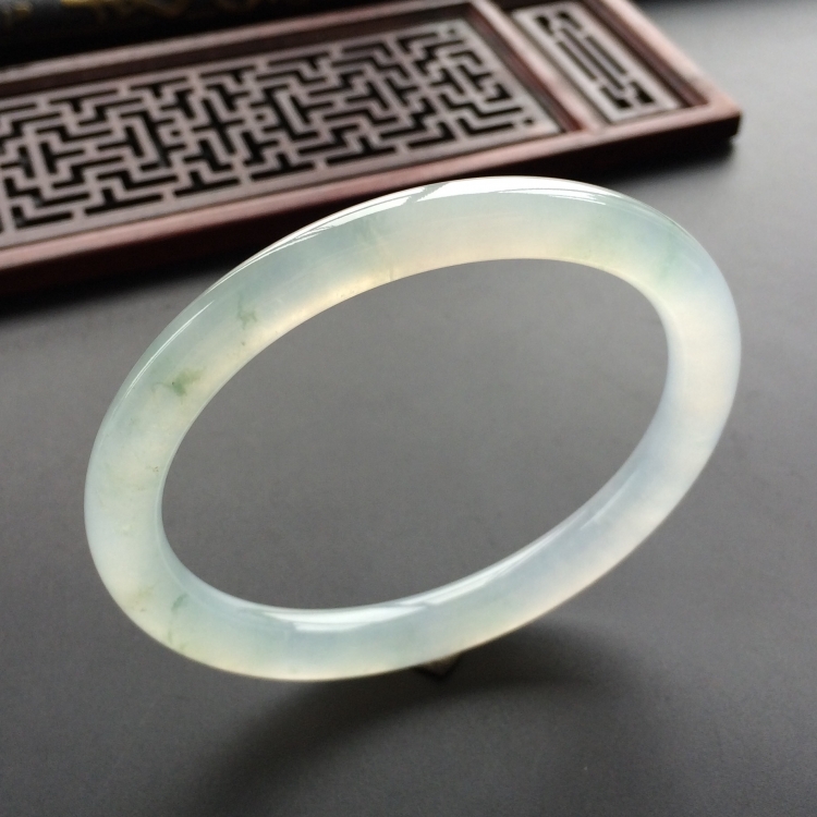 (超值推荐)冰种略飘花贵妃镯(56.3mm-49.1mm)
