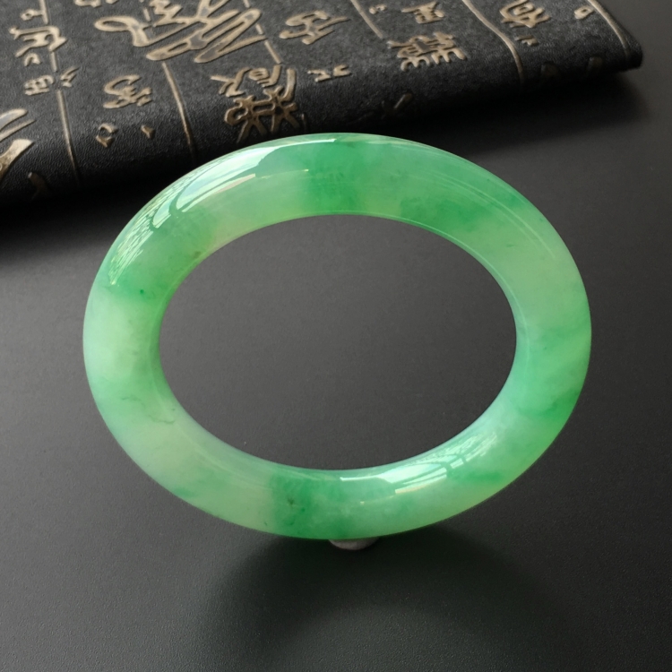 (超值推荐)冰种飘阳绿圆条手镯(55.8mm)